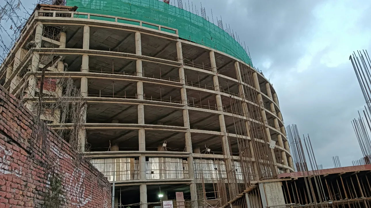 Proyek konstruksi gedung bertingkat